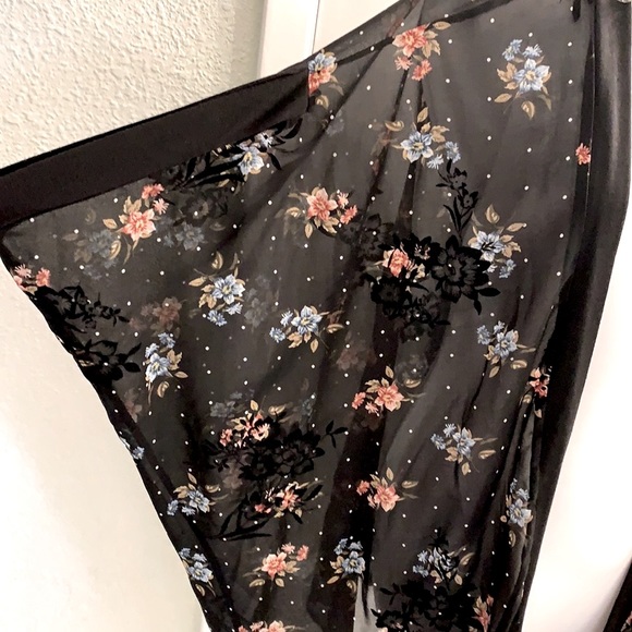 Avenue - Black Shawl - Picture 4 of 7